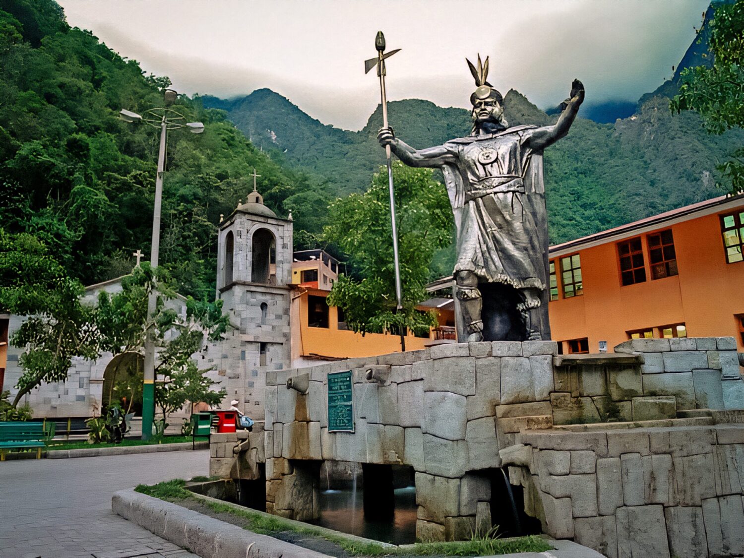 Plaza Aguas Calientes pueblo machupicchu